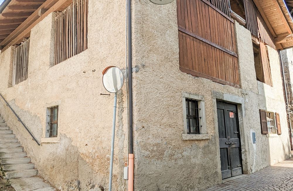 ANTICO FIENILE DA RISTRUTTURARE A LOCCA